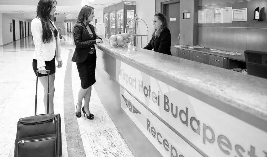 Airport Hotel Budapest Vecs�s - H�sv�t - teljes el�refizet�ssel (min. 2 �j)