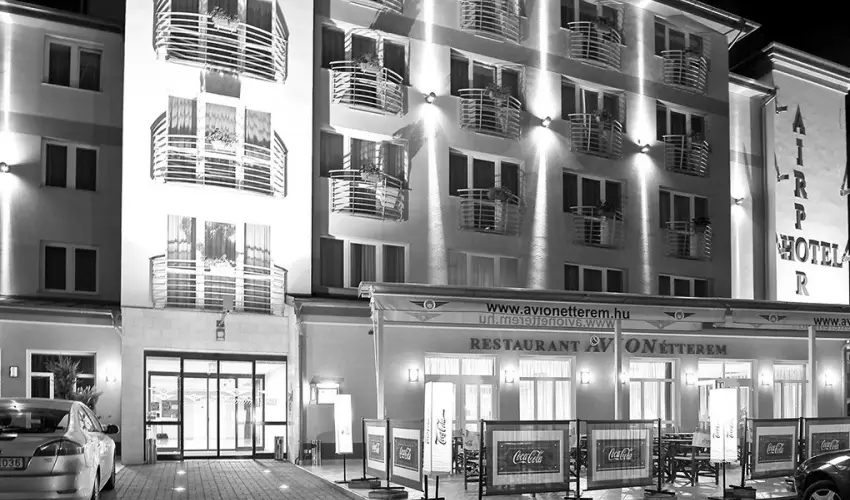 Airport Hotel Budapest Vecs�s - H�sv�t - teljes el�refizet�ssel (min. 2 �j)