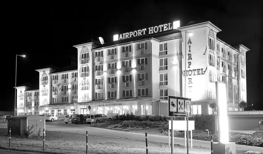 Airport Hotel Budapest Vecs�s - H�sv�t - teljes el�refizet�ssel (min. 2 �j)