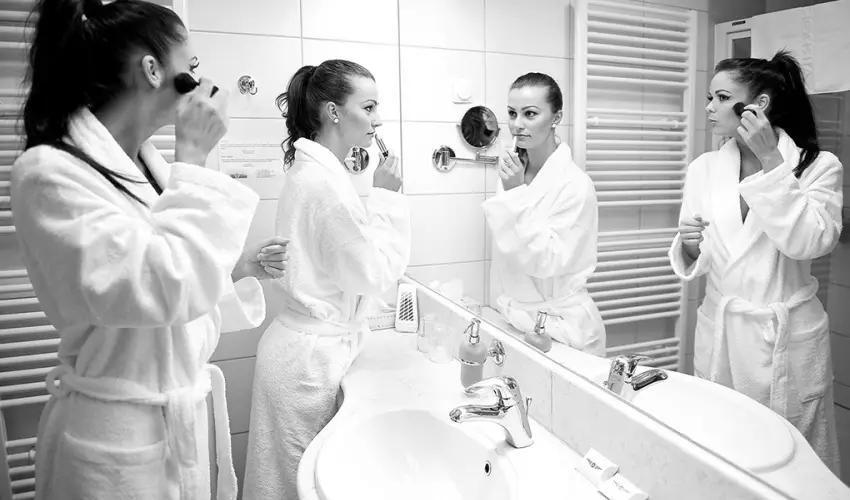 Airport Hotel Budapest Vecs�s - H�sv�t - teljes el�refizet�ssel (min. 2 �j)