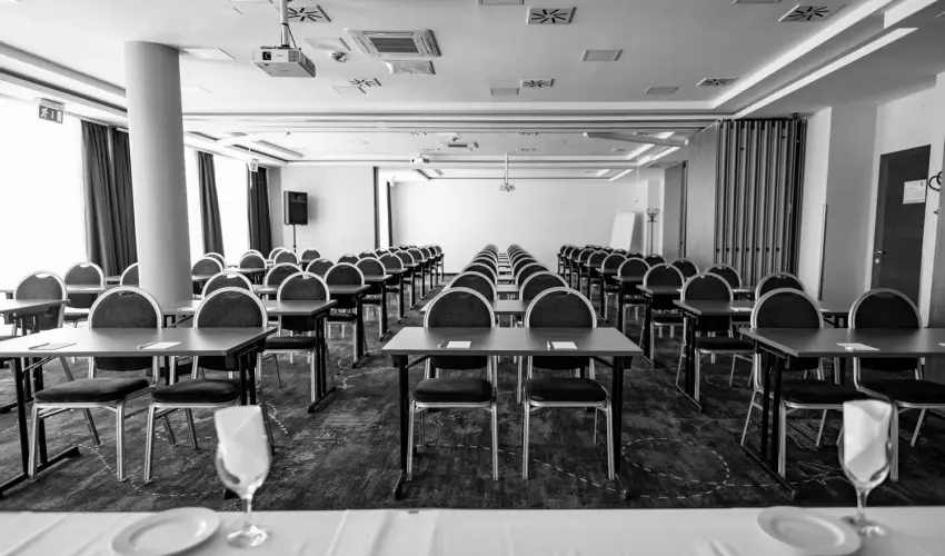 Airport Hotel Budapest Vecs�s - H�sv�t - teljes el�refizet�ssel (min. 2 �j)