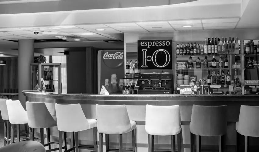 Airport Hotel Budapest Vecs�s - H�sv�t - teljes el�refizet�ssel (min. 2 �j)