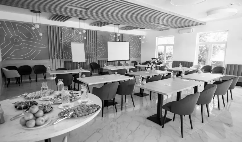 Airport Hotel Budapest Vecs�s - H�sv�t - teljes el�refizet�ssel (min. 2 �j)