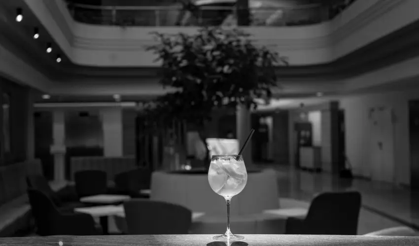 Airport Hotel Budapest Vecs�s - H�sv�t - teljes el�refizet�ssel (min. 2 �j)