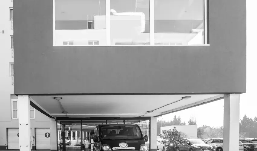 Airport Hotel Budapest Vecs�s - H�sv�t - teljes el�refizet�ssel (min. 2 �j)