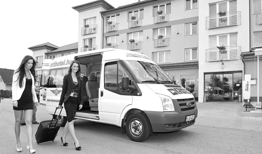 Airport Hotel Budapest Vecs�s - H�sv�t - teljes el�refizet�ssel (min. 2 �j)