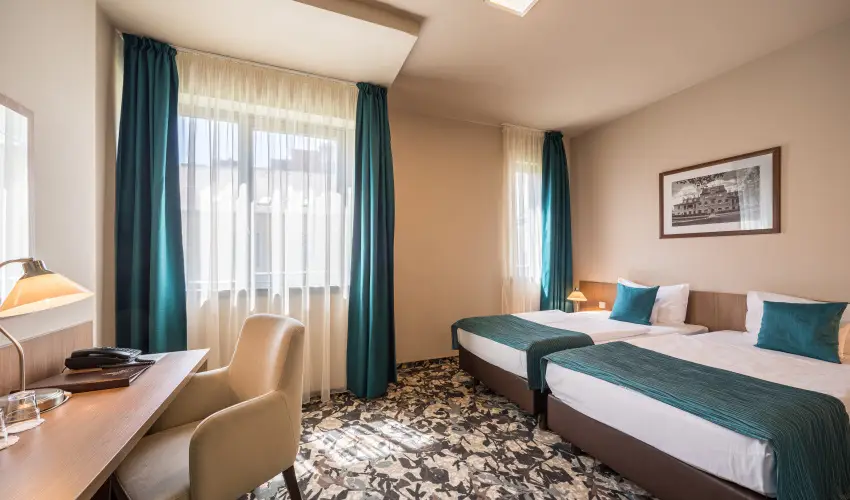 Erzsbet Kirlyn Szlloda Gdll - Hsvt - specilis elrefizetssel