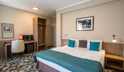 Erzsbet Kirlyn Szlloda Gdll