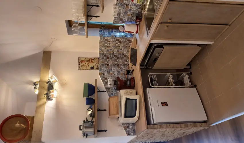 Hanga-lak Velence - Hsvt (min. 2 j)