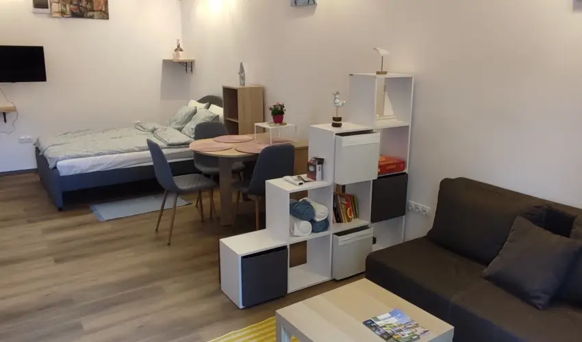 Hanga-lak Velence - Hsvt (min. 2 j)