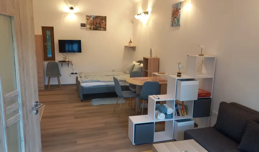 Hanga-lak Velence - Hsvt (min. 2 j)