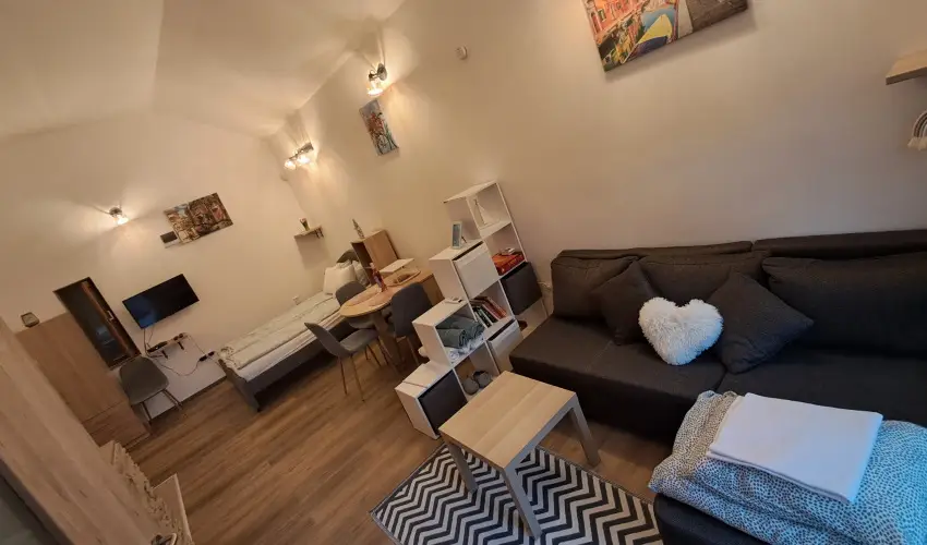 Hanga-lak Velence - Hsvt (min. 2 j)