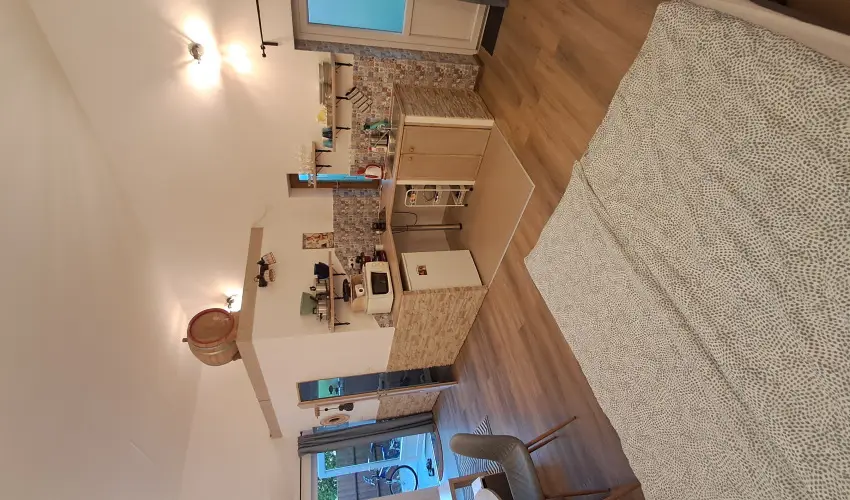 Hanga-lak Velence - Hsvt (min. 2 j)