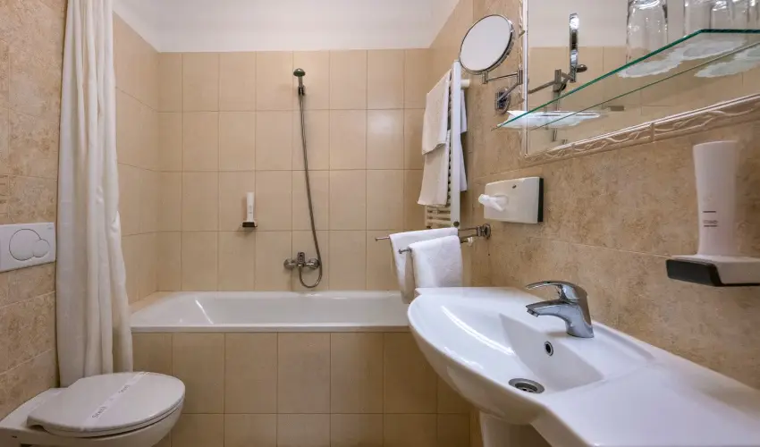 Hotel Kiss Tata - Felnttbart Hsvt