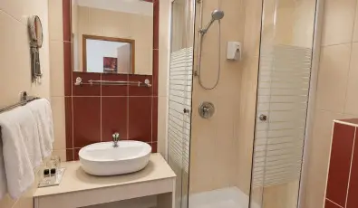 Hotel Vikt�ria S�rv�r