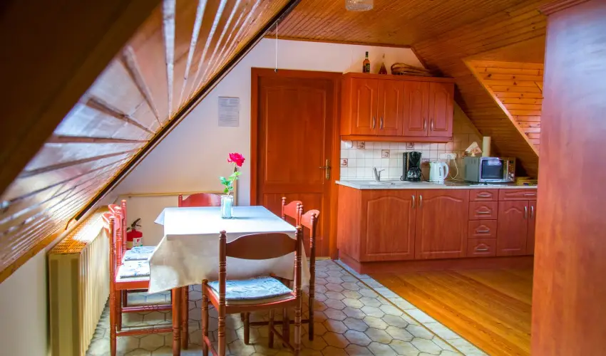 Huszr Vendghz rvnyes - Hsvt (min. 2 j)