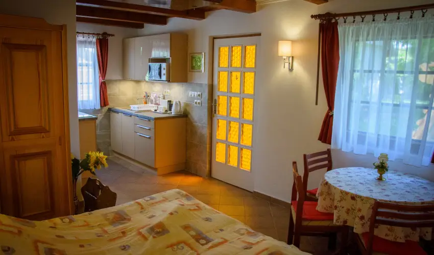 Huszr Vendghz rvnyes - Hsvt (min. 2 j)