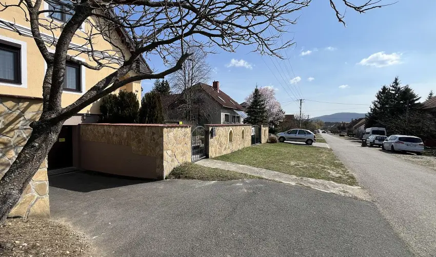 M�rk�i Vend�gh�z - kapu a Bakonyra M�rk� - H�sv�t (min. 2 �j)