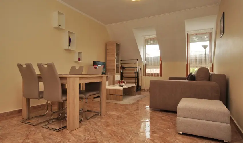 Szam�c�s Apartman Gyula - H�sv�t (min. 2 �j)